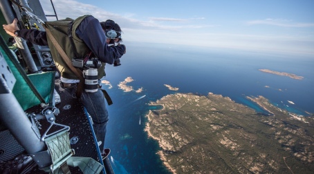 Massimo Sestini firma il Calendario Polizia di Stato 2016 Le fotografie rappresenteranno l’operatività della Polizia di Stato immortalata da una originale prospettiva: lo zenit, il punto più in alto, perpendicolare all'osservatore