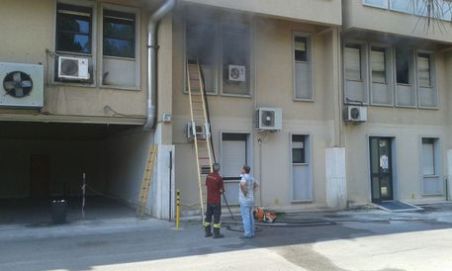 Fiamme nel laboratorio dell’ospedale di Rossano Un incendio, scoppiato per cause accidentali ma su cui indaga la Polizia, si è sviluppato nel laboratorio di analisi dell'ospedale di Rossano. I tecnici hanno notato una colonna di fumo vicino una finestra e hanno allertato i vigili del fuoco