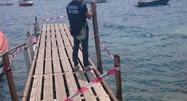 Reggio, sequestrati pontile e due manufatti Le strutture sulla spiaggia di Pellaro erano prive di autorizzazioni