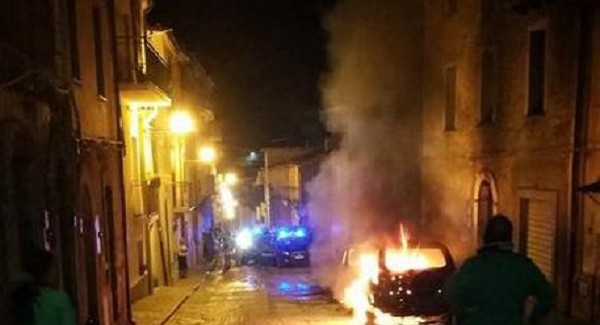 Incendiata auto sindaco del Catanzarese Il primo cittadino di Motta Santa Lucia ha denunciato l'accaduto ai Carabinieri