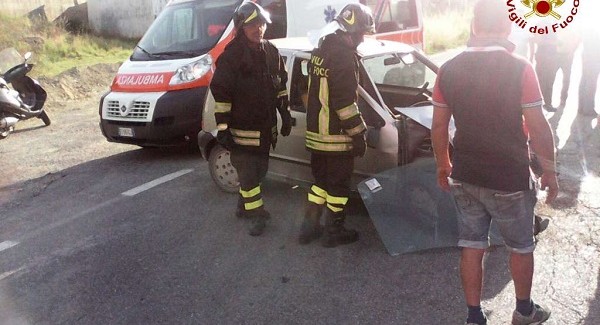 Auto contro camion in sosta: incidente a Catanzaro Pronto l'intervento dei Vigili del Fuoco