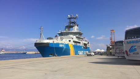 A Reggio Calabria giunti 417 migranti a bordo nave Nel porto di Reggio Calabria è giunta la nave 'Kvb 001 Poseidone' dalla quale sono sbarcati 417 migranti di varie nazionalità. Si tratta in particolare di 259 uomini, 95 donne (di cui tre incinte) e 63 minorenni