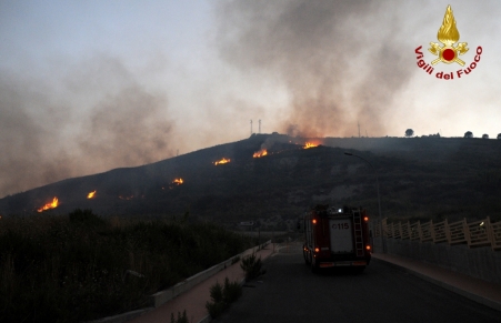 Vigili del fuoco impegnati in campagna antincendio Stipulata convenzione tra Regione e Prefettura di Catanzaro. L'intesa prevede, con una spesa di 550 mila euro a carico della Regione, un incremento delle squadre dei Vigili del Fuoco 