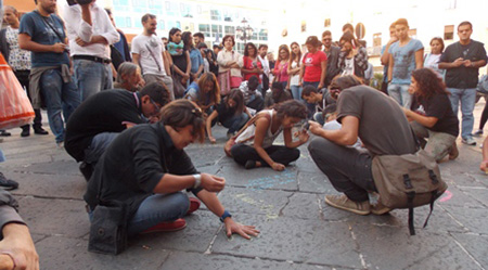 On the Street, in piazza, per restare umani A Catanzaro, ieri pomeriggio, uomini e donne hanno organizzato un sit-in intitolato "La marcia per l'umanità"