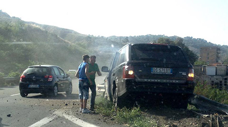 Incidente sulla A3: imprenditore salvato da giovane dottoressa Francesco Berna, 43 anni, ha perso il controllo della sua auto schiantandosi contro un guardrail. Provvidenziale l'intervento della dott. ssa Patrizia Alessio