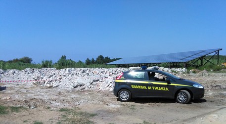 Sequestrata discarica abusiva a Cosenza La Guardia di Finanza di Cosenza ha sequestrato una discarica a cielo aperto realizzata su un'area di 800 metri quadrati e adibita a deposito di rifiuti speciali costituiti in prevalenza da tubi in plastica, materiale elettrico e blocchi di cemento