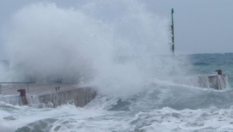 Pioggia intensa e mareggiate in Calabria Pioggia intensa e instabilità diffusa in tutta la Calabria dopo le forti precipitazioni e i disagi di ieri, soprattutto nella fascia jonica. Forti mareggiate