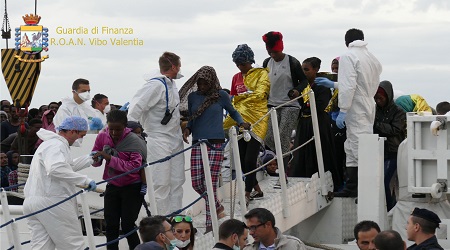 A Crotone sbarco di oltre mille migranti Fermati due scafisti tunisini