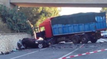 Scontro tra un’auto e un tir sulla SS 106 jonica, morto il regista Petitto L'impatto è avvenuto nel Comune di Stalettì, nel Catanzarese. La vittima era di Catanzaro, aveva 45 anni e viveva a Roma. Il cordoglio di Giacomo Mancini