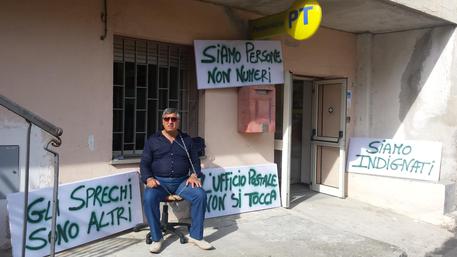 Ufficio postale aperto 3 giorni, sindaco s’incatena Si è incatenato per manifestare contro la decisione di Poste Italiane di rimodulare, cioè ridurre a soli tre giorni settimanali, l'apertura dell'ufficio postale del proprio comune