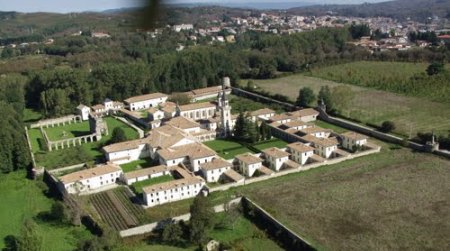 Incendiata l’auto del direttore del Museo della Certosa Il professionista, residente nel Catanzarese, vittima di una intimidazione proprio mentre si trovava nella struttura del Vibonese. Avviate le indagini 