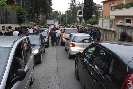 Chiuso tratto A3, lunghe code su statale 18 nel reggino Disagi per il traffico lungo la statale 18, in provincia di Reggio, per la chiusura da parte dell'Anas del tratto di A3 tra gli svincoli di Bagnara e Villa San Giovanni per effettuare verifiche statiche sul viadotto Sfalassà