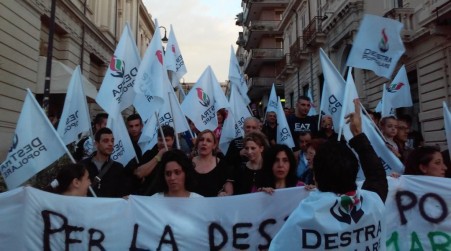 Reggio, Destra popolare contro il sindaco Falcomatà Grande partecipazione alla manifestazione svoltasi su piazza Italia per chiedere spiegazioni al primo cittadino