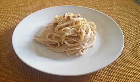 Linguine con salsa di noci Un primo piatto delizioso e veloce con la frutta di stagione