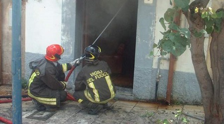 Reggio, domato incendio in un’attività commerciale