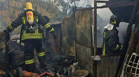 In fiamme alcuni magazzini di Roccabernarda I Vigili del Fuoco sono stati costretti ad intervenire nella notte per domare alcuni incendi nel comune di Roccabernarda