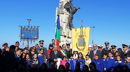 Rossano celebra la Festa dei caduti e delle Forze armate Tanti studenti all’evento per ricordare il sacrificio di quanti perirono per la libertà