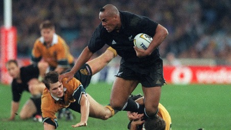 Le due vite di Jonah Emanuele Pecheux rende omaggio a Jonah Lomu, giocatore degli All Blacks, scomparso ieri per una grave malattia