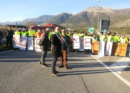 Castrovillari, protesta dei lavoratori della Italcementi I dipendenti si incateneranno ai cancelli