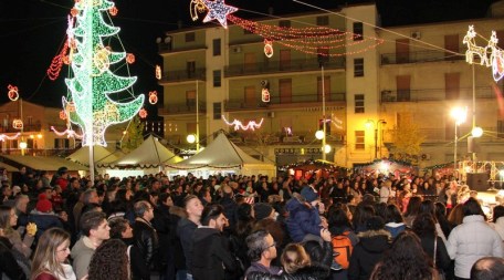 Crosia, concerto di fine anno in piazza Dante Si brinda sulle note di Mimmo Cavallaro e i Taranproject