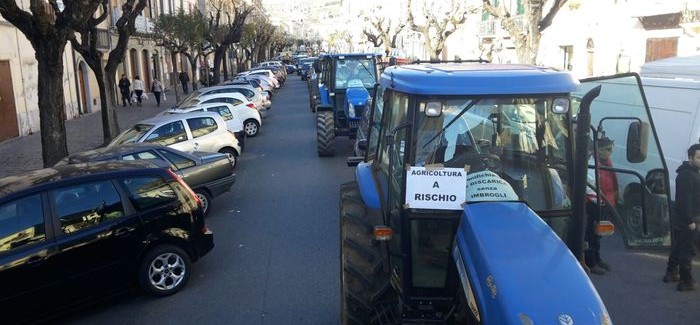 Protesta agricoltori contro la riapertura di una discarica Gli agricoltori di Castrovillari hanno protestato stamane contro l'eventuale riapertura della discarica di Campolescio che potrebbe incidere negativamente sulle produzioni locali