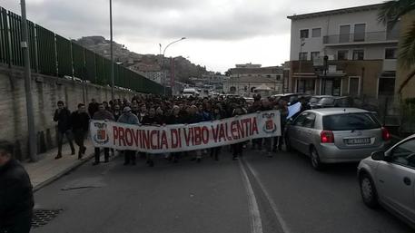 Portone Provincia Vibo chiuso con catene dai dipendenti Il portone della Provincia di Vibo Valentia è stato bloccato con catene dai dipendenti ai quali si sono aggiunti gli studenti dell'istituto per geometri arrivati per lamentare le precarie condizioni della scuola