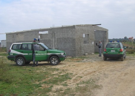 Sequestrati fabbricati abusivi nel crotonese, tre denunce Tre fabbricati abusivi in corso di realizzazione sono stati sequestrati dal Corpo forestale dello Stato a Cirò Marina