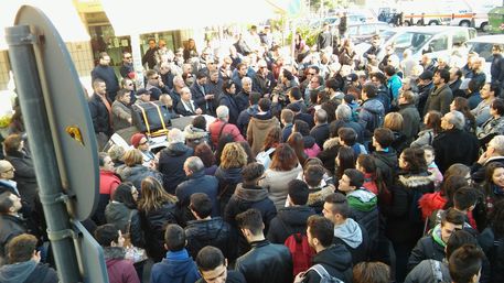 Rossano, in piazza a difesa dell’ospedale Cittadini e studenti hanno manifestato davanti all'ospedale per chiedere garanzie sull'assetto sanitario delineato dal Commissario regionale alla Sanità, Massimo Scura