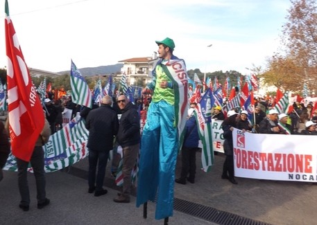 A Trebisacce sindacati in piazza per il lavoro e le infrastrutture Si è svolta a Trebisacce una manifestazione organizzata da Cgil, Cisl e Uil per chiedere un piano territoriale per il lavoro e le infrastrutture con investimenti pubblici ed un nuovo patto per la legalità