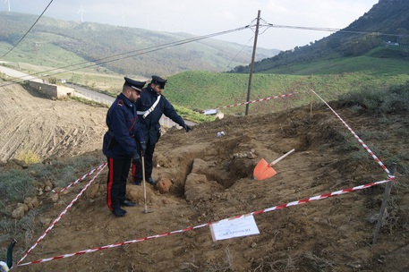 Scoperti mentre cercano reperti archeologici, denunciati Un geometra di 42 anni di Strongoli ed un pensionato sessantaseienne di Varese sono stati denunciati dai carabinieri per danneggiamento e violazione della legge sulle ricerche archeologiche