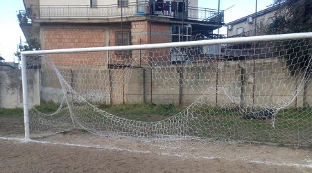 Atto vandalico al campo sportivo di Taurianova Distrutte le reti delle porte da calcio