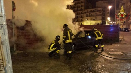 Crotone, autovettura in fiamme nella notte Alle prime luci dell'alba si è verificato anche un incidente stradale in città. Coinvolte quattro persone