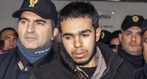 Marocchino arrestato a Cosenza, si addestrava per diventare terrorista Si tratta di un giovane di 25 anni, residente a Luzzi e commerciante ambulante. Nei mesi scorsi era stato respinto dalla Turchia