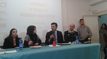 Universo Minori organizza una lezione di legalità all’Ipsia All’Istituto Ipsia di Catanzaro si è svolto questa mattina il convegno sulla legalità organizzato dall'Associazione presieduta da Rita Tulelli