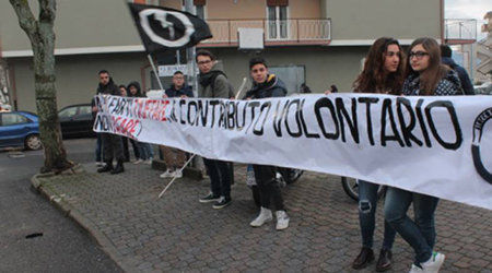 Scuola, a Lamezia è polemica sul contributo “volontario” Gli attivisti del Movimento Blocco Studentesco hanno manifestato questa mattina in via Santa Bernardet