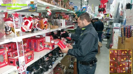 Lamezia, sequestrate migliaia di luminarie pericolose La guardia di finanza ha effettuato l'ennesimo maxi sequestro di prodotti ritenuti pericolosi per i consumatori. Denunciato il titolare dell'attività commerciale