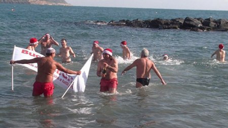 In Calabria si rinnova il tuffo in mare per accogliere il 2016 Quest'anno la manifestazione si è arricchita della presenza della squadra femminile della Asd Pallavolo Crotone 