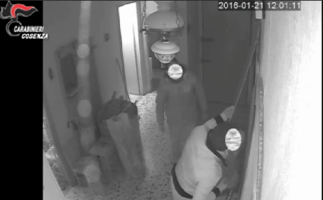 Furto in casa anziani, arrestati grazie a videosorveglianza Hanno atteso che uscissero da casa per rubare le chiavi ad una coppia di anziani e, poi, hanno effettuato il colpo nell'abitazione dei due portando via 650 euro e vari monili in oro