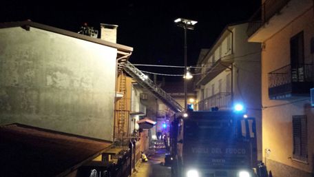 Palermiti, in fiamme il tetto di un edificio Ancora incerte le cause del rogo. Resa inagibile l'abitazione 