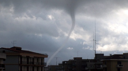 Catanzaro, violenta tromba d’aria provoca danni a diversi quartieri Numerose le richieste di intervento ai Vigili del Fuoco