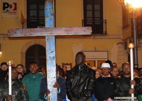 A Lamezia Via Crucis con la Croce di Lampedusa E' realizzata con il legno dei barconi con cui tanti migranti hanno raggiunto l'isola e su cui migliaia di donne e uomini hanno perso la vita