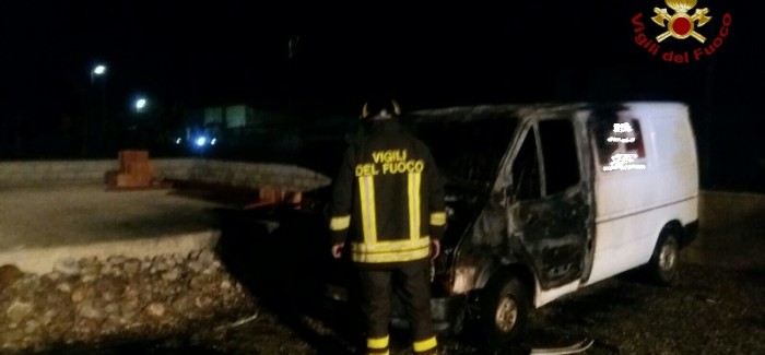 Isola Capo Rizzuto, va a fuoco una casa e un furgone Sul posto i vigili del fuoco di Crotone