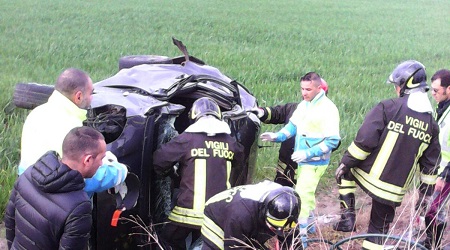 Auto contro rotonda della S.S. 106: un ferito grave nel crotonese Necessario l'intervento dei Vigili del Fuoco per estrarre il corpo dalle lamiere