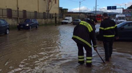 Catanzaro, Vigili del Fuoco in prima linea contro il maltempo Oltre 40 gli interventi effettuati