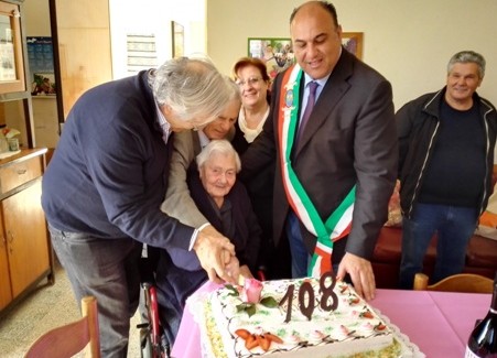 Locri, il Comune festeggia la signora Rosa Caroleo Raggiunto il traguardo dei 108 anni d’età