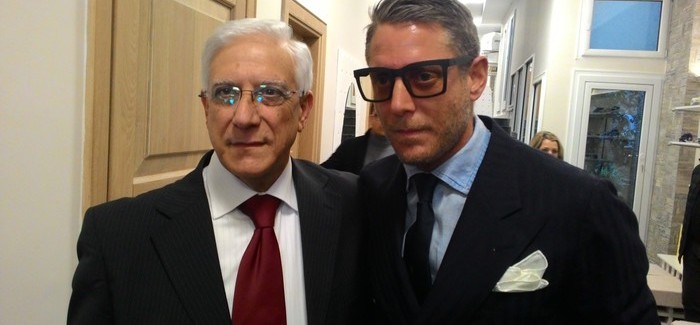 Lapo Elkann e don Luigi Ciotti ad apertura negozio Bentivoglio Sono volati a Reggio Calabria anche Lapo Elkann e don Luigi Ciotti in occasione dell'inaugurazione del nuovo negozio dell'imprenditore Tiberio Bentivoglio, testimone di giustizia sotto scorta dal 1992, dopo aver subito una serie di intimidazioni e danneggiamenti