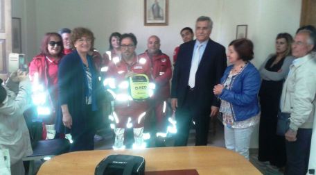 Marinella Onlus e Cosenza calcio donano defibrillatore Chiurco: "Grazie ai volontari, importante ruolo della Croce rossa"