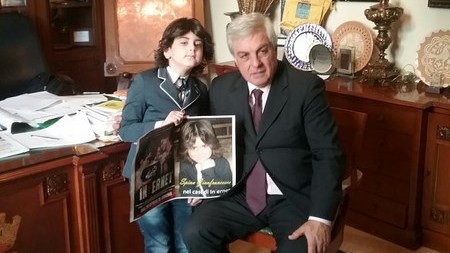 “Coltivare talenti è un investimento per il futuro” Rossano, il Commissario Lombardo riceve in Comune il piccolo attore Spina