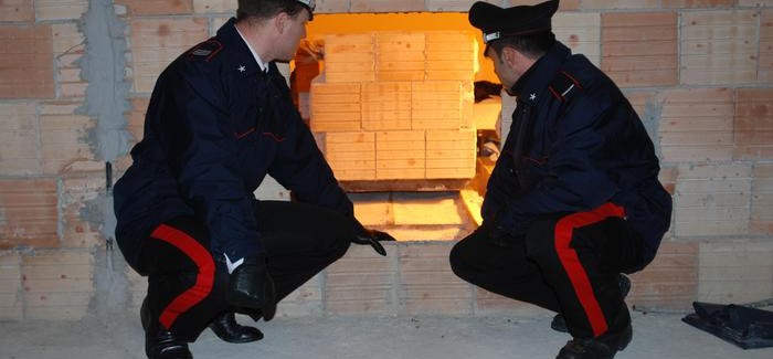 Trovato un bunker per latitanti a Platì Un bunker è stato scoperto in una abitazione a Platì nel corso di una operazione dei carabinieri della Locride, con il supporto dello Squadrone Cacciatori di Vibo Valentia, per il contrasto alla 'ndrangheta e alla ricerca di latitanti