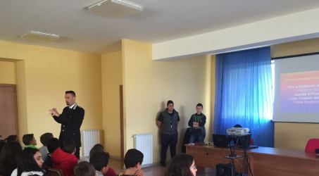 Ottavo incontro del progetto “La cultura della legalità 2016” I carabinieri incontrano gli alunni dell’Asprea di Gallina